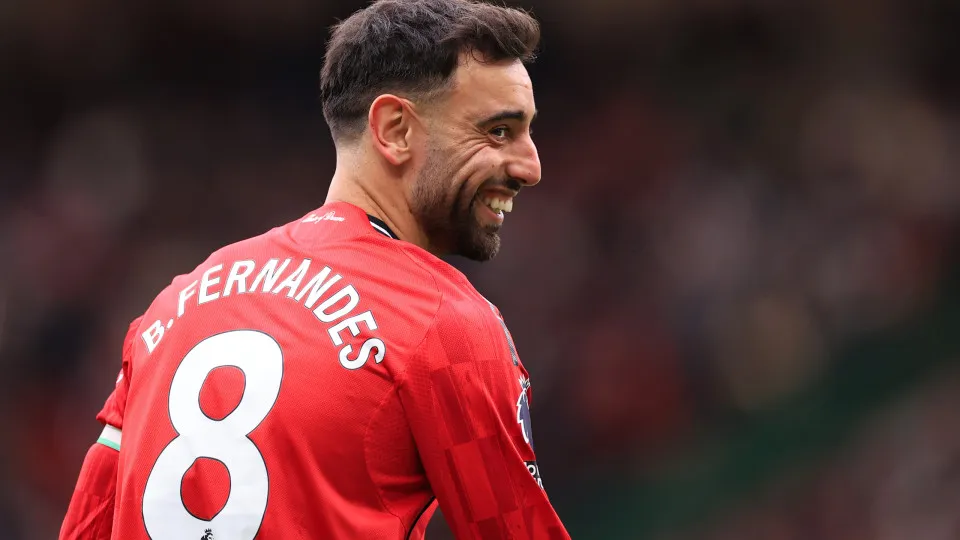 Bruno Fernandes eleito jogador do ano em Inglaterra pelos jornalistas