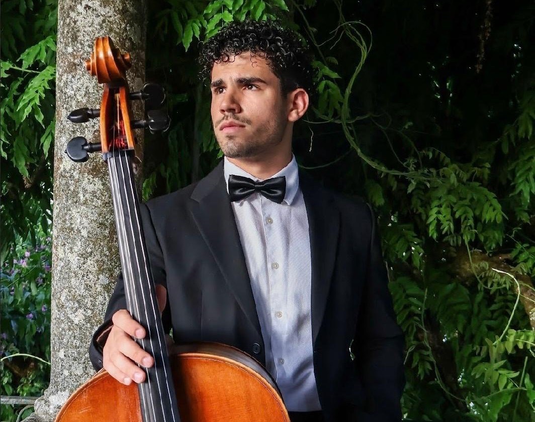 Entre o violoncelo e a serralheria, capixaba constrói carreira artística em Portugal