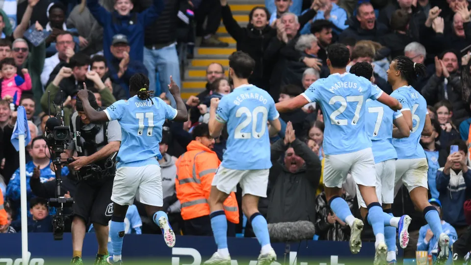 Manchester City vence e mantém pressão sobre o líder Arsenal