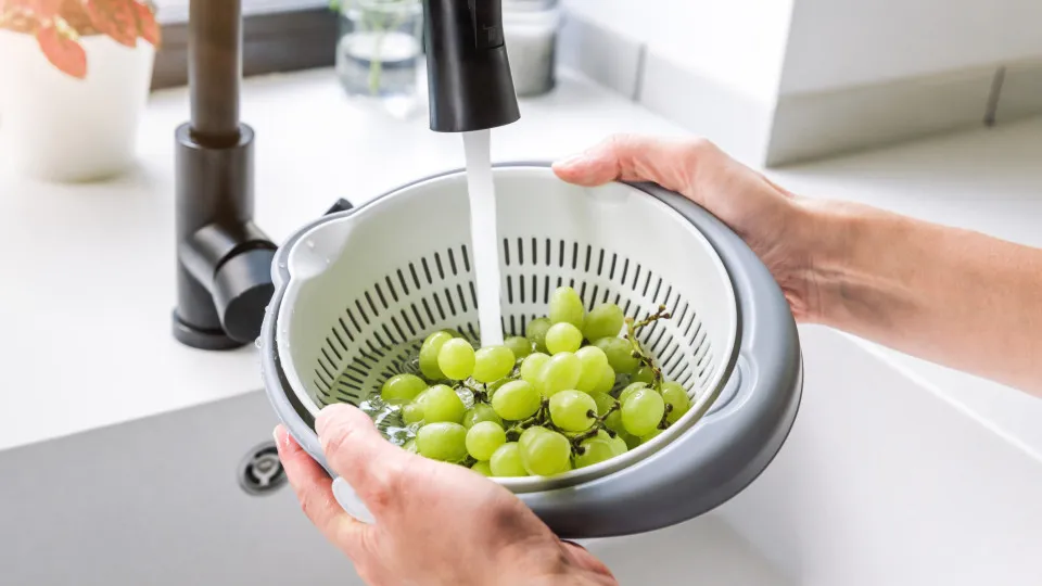 Cuidado, está a lavar mal as uvas! Eis o que fazer para eliminar resíduos
