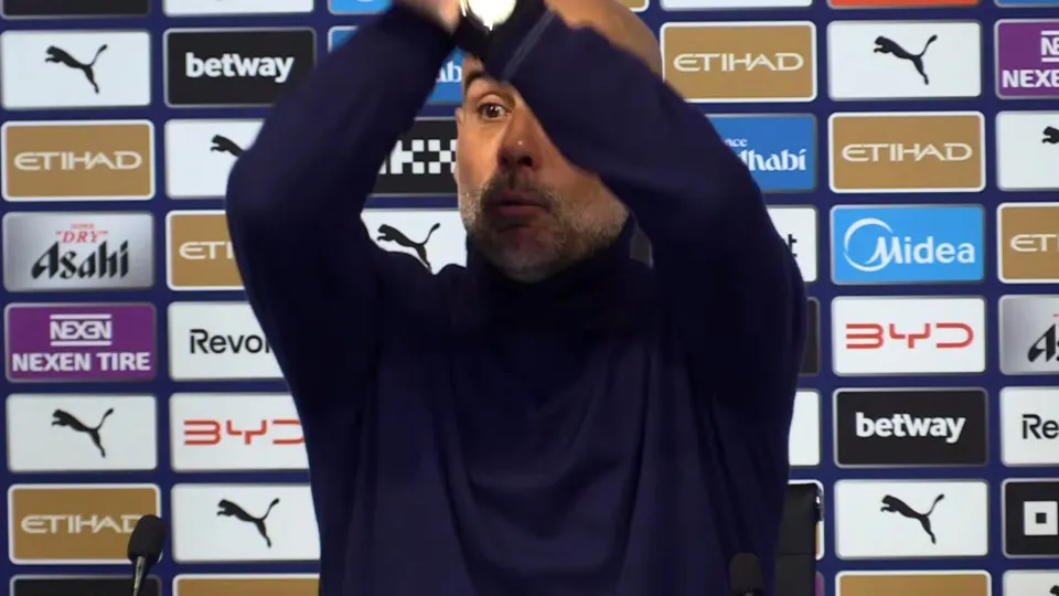 Guardiola termina conferência com... cântico do West Ham (e apelo a NES)