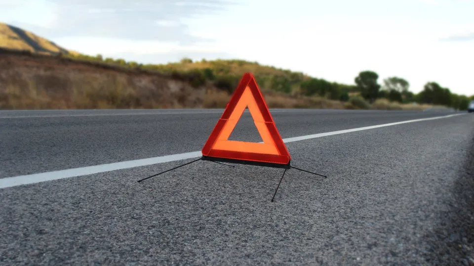 Colisão entre três carros faz ferido grave e corta EN8 em Loures