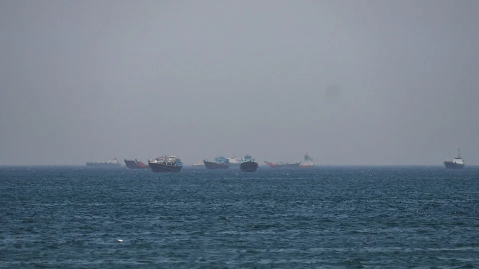 Qatar avisa Irão que instrumentalização do estreito "agrava a crise"