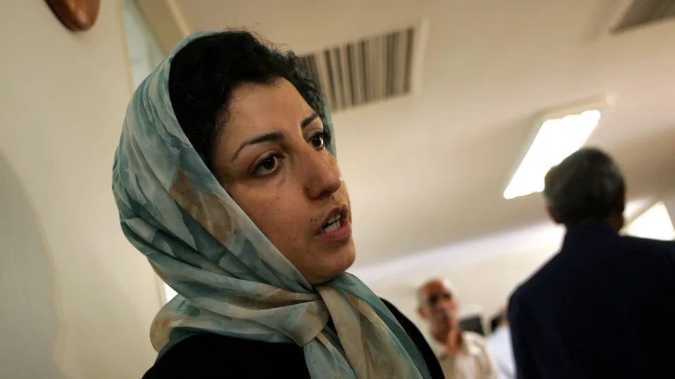 Nobel da Paz Narges Mohammadi transferida para um hospital em Teerão
