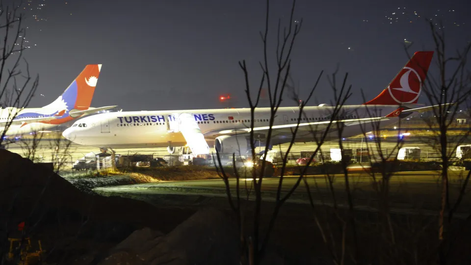 Avião da Turkish Airlines incendeia-se ao aterrar em aeroporto do Nepal