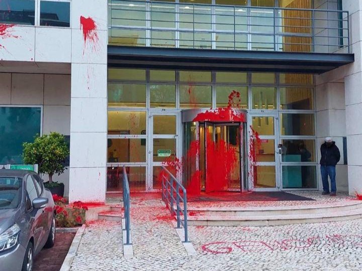Climáximo mancha de vermelho fachada da empresa Thales em protesto contra a guerra