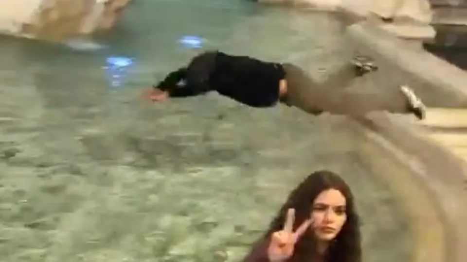 Turista detido em Itália após mergulhar na Fontana di Trevi. Há vídeo