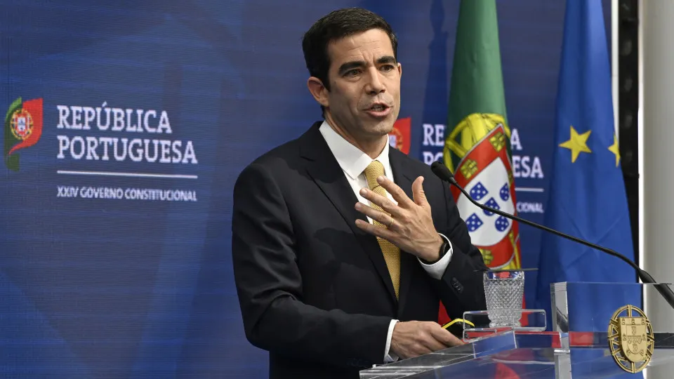 Leitão Amaro vai responder na AR sobre falhas na contagem de imigrantes