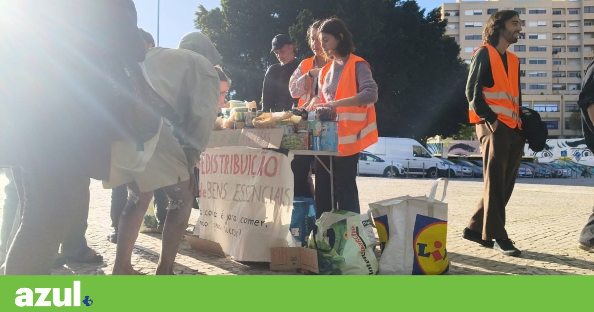 Activistas do Climáximo redistribuem alimentos que tiraram de supermercado