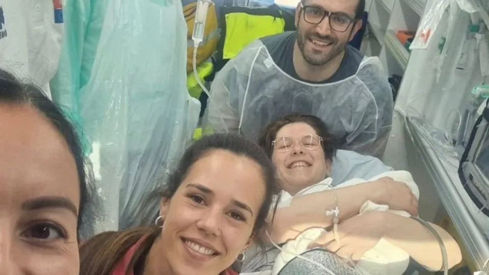 "Ambulância foi palco de um milagre". Bebé nasce a caminho do hospital