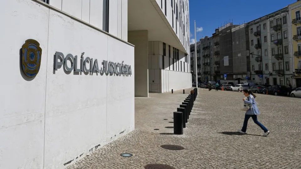 Detidos 2 jovens de 16 anos por roubo com espingarda junto a escola