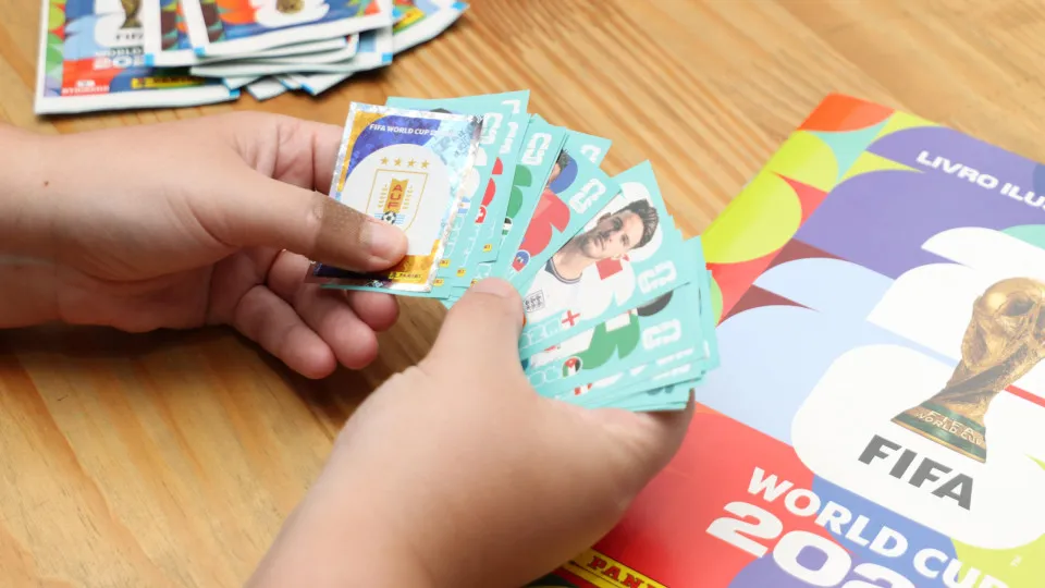 Caderneta do Mundial. Eis o truque para colar cromos na perfeição