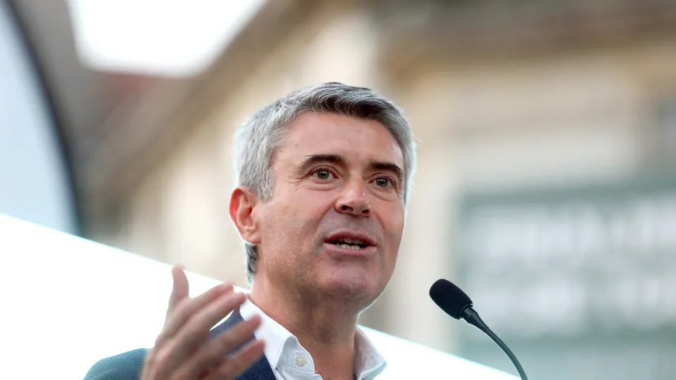 IVA na restauração: Líder do PS apela que Montenegro clarifique posição