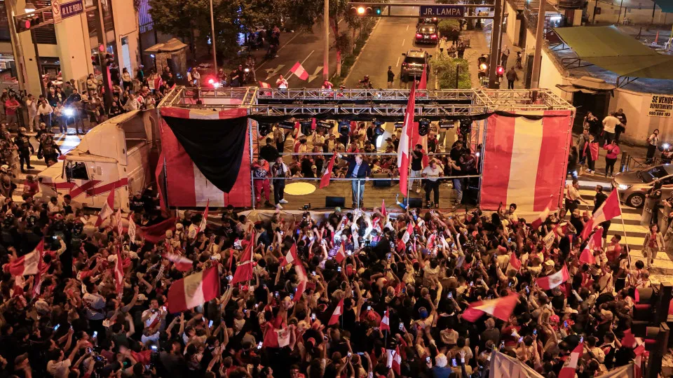 Presidenciais no Peru vão ter 2.ª volta com Keiko Fujimori e Roberto Sanchez