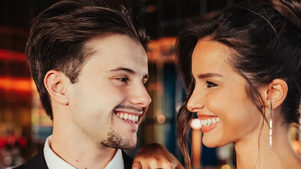 "Há 30 primaveras nasceu uma menina de sorriso doce e olhos apaixonados"