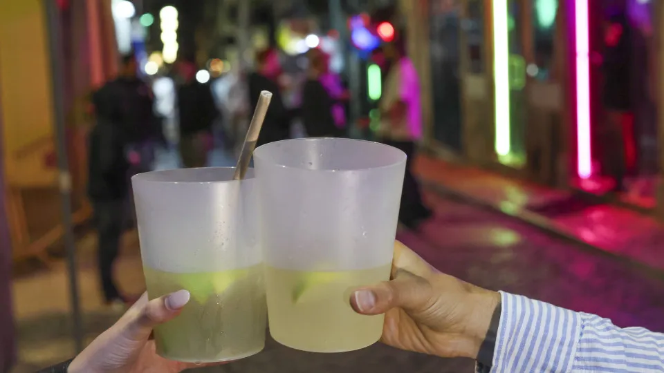 Bairro Alto continua de copo na mão após limitação à venda de álcool