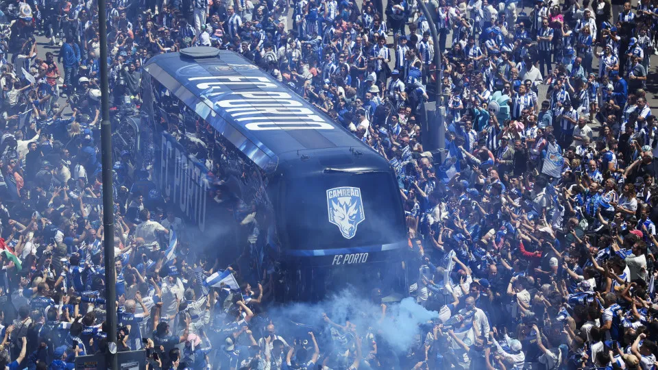 Incrível. Mar de gente 'engole' autocarro do FC Porto no Dragão