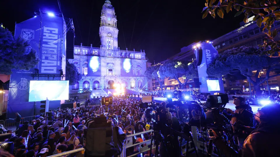 FC Porto recebido em apoteose nos Aliados após desfile pela cidade