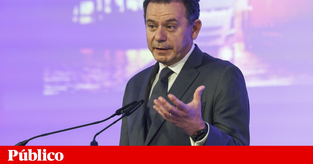 Luís Montenegro entrega terceira moção à liderança do PSD sem eleições à vista