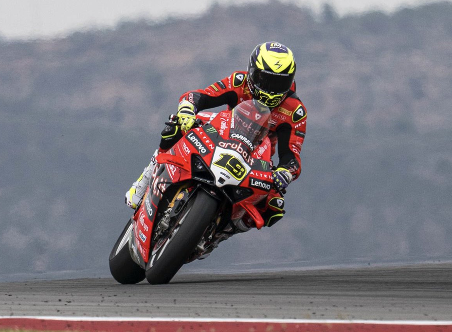 Bulega vence <em>Superpole </em>na República Checa e mantém pleno de vitórias