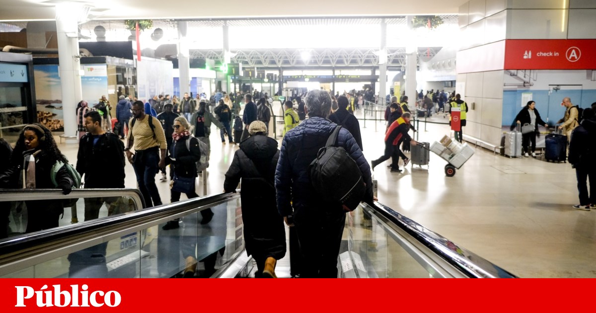 Controlo de fronteiras nos aeroportos de Lisboa e Faro volta a causar atrasos