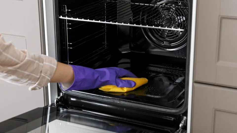 O lugar no forno que a maioria das pessoas se esquece de limpar