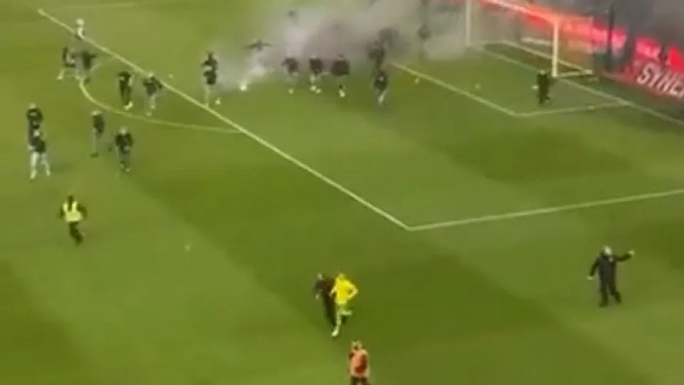 Polémica (e tensão) em França. Invasão de campo suspende jogo do Nantes