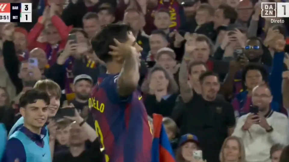 Do meio da rua. Cancelo fechou triunfo do Barcelona com este golaço