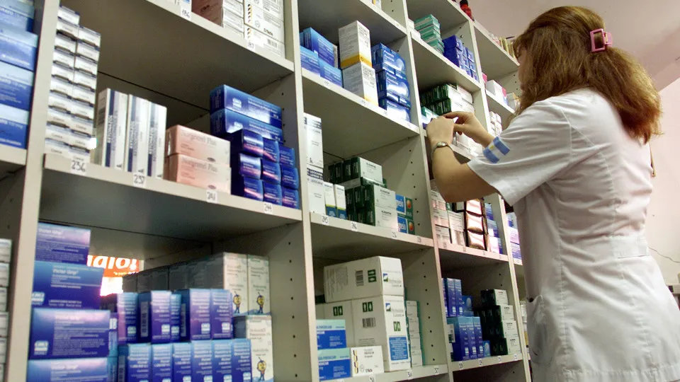 Farmacêuticas demoram 9 meses a submeter e Infarmed 11 a decidir