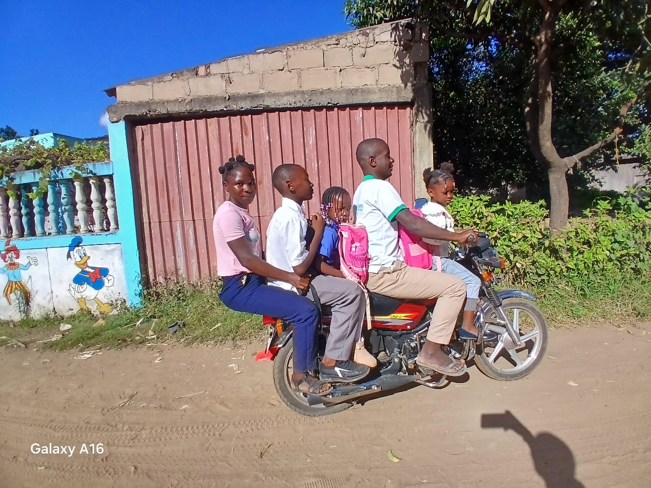 Crianças em perigo nos moto-táxis escolares