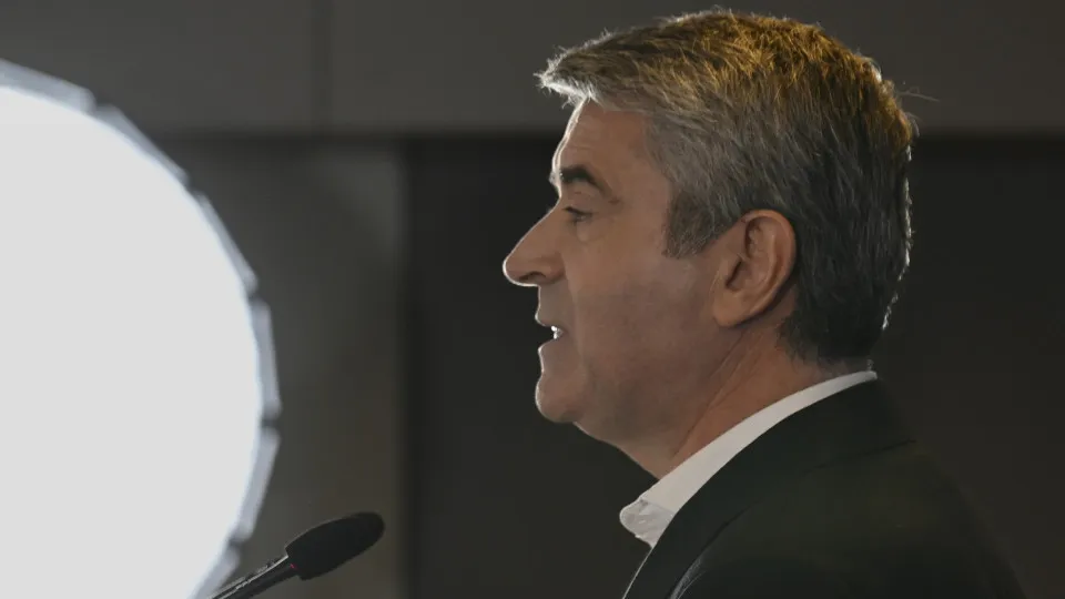 José Luís Carneiro defende investimento na formação para responder à IA