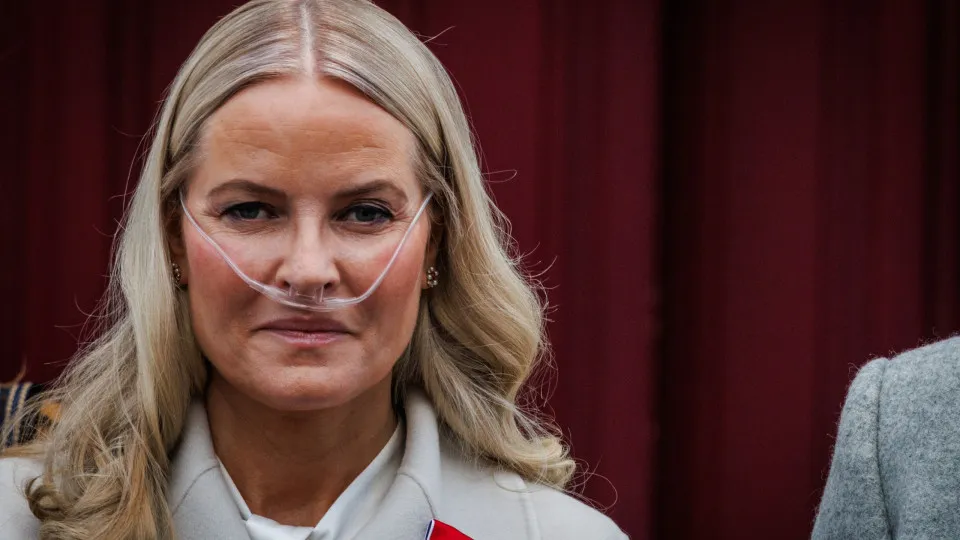 Princesa Mette-Marit da Noruega mostra o seu estado frágil em evento