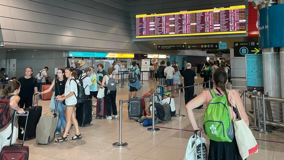 Filas no Aeroporto de Lisboa? Dá "tempo de aprender português"