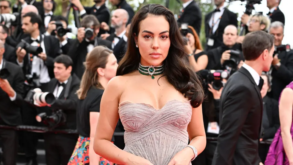 Cannes. As imagens de Georgina Rodríguez a desfilar na red carpet