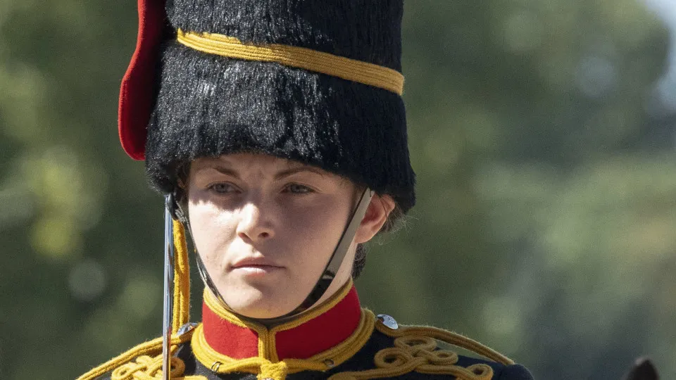 Quem é a soldado que morreu após cair de cavalo no Palácio de Buckingham?