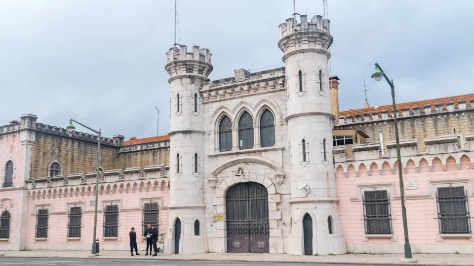 Agressões entre reclusos deixam guarda ferido na prisão de Lisboa