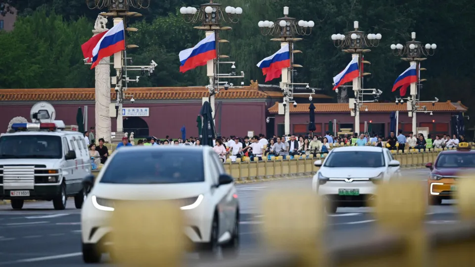Vladimir Putin chega a Pequim para reunir com Xi Jinping