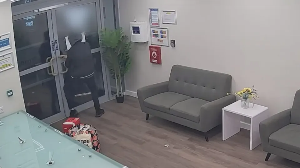 Rouba alojamento estudantil e fica preso... por não saber abrir a porta