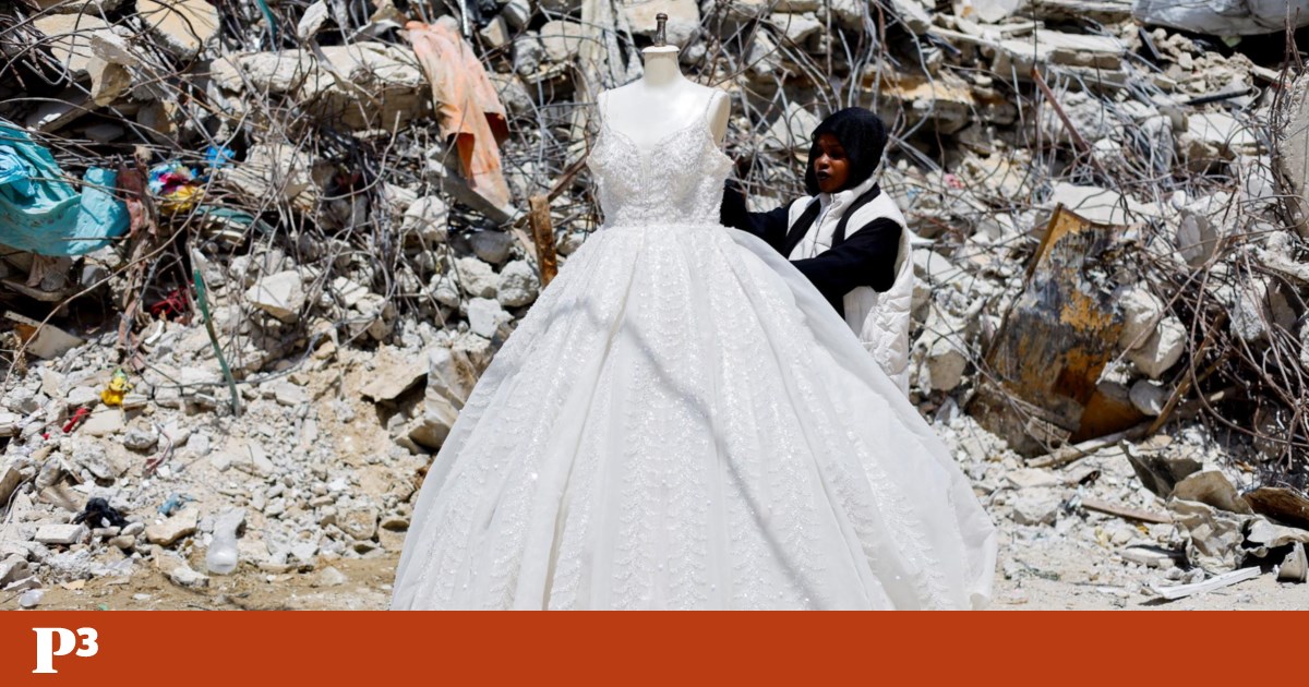 No meio dos destroços de Gaza, há vestidos de noiva usados a ganharem uma segunda vida