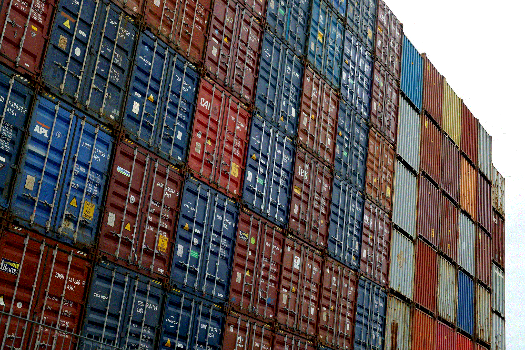 UE fecha acordo provisório sobre legislação para eliminar tarifas aos produtos dos EUA