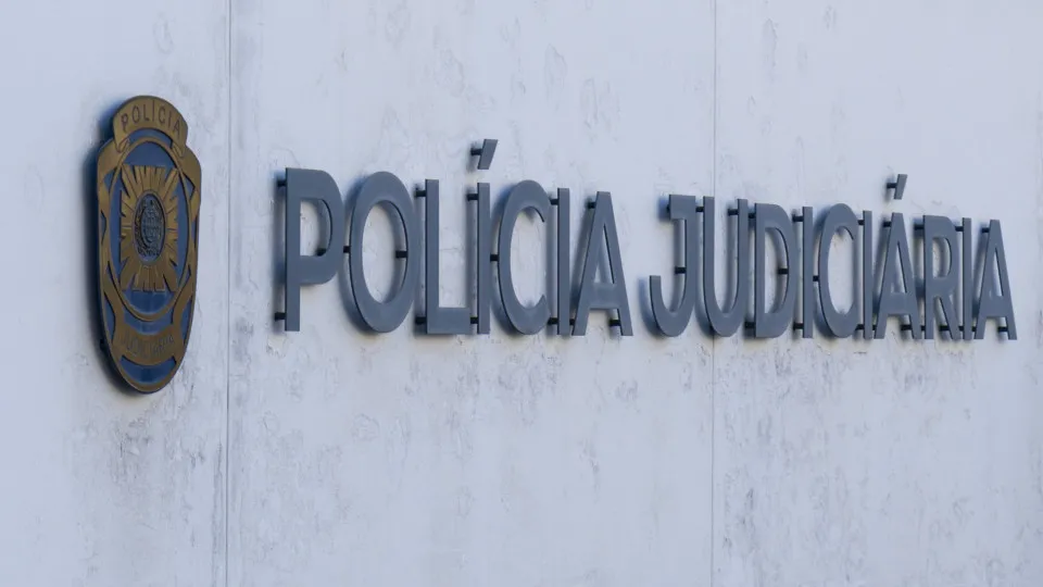 Idoso de 79 anos detido por crimes sexuais contra "crianças vizinhas"