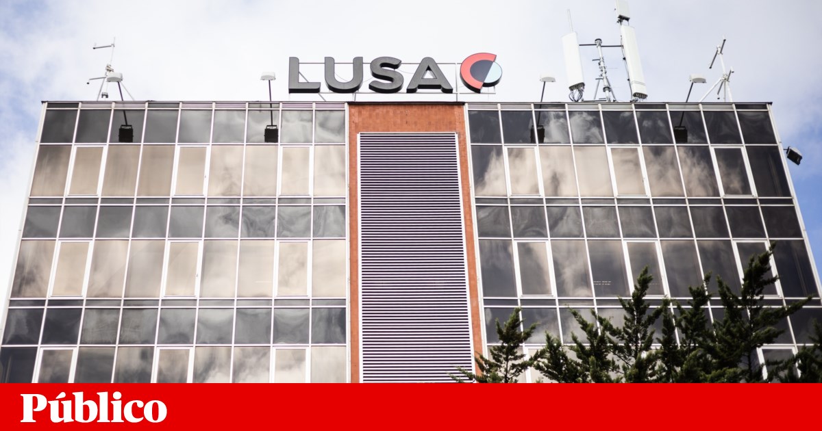 Em greve frente ao Parlamento, jornalistas da Lusa avançam com queixa a Bruxelas
