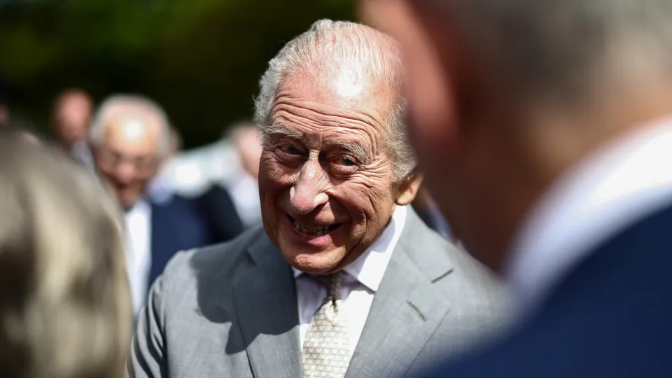 Gaivota "abençoou" casaco de Carlos III: "Pelo menos não caiu na cabeça"
