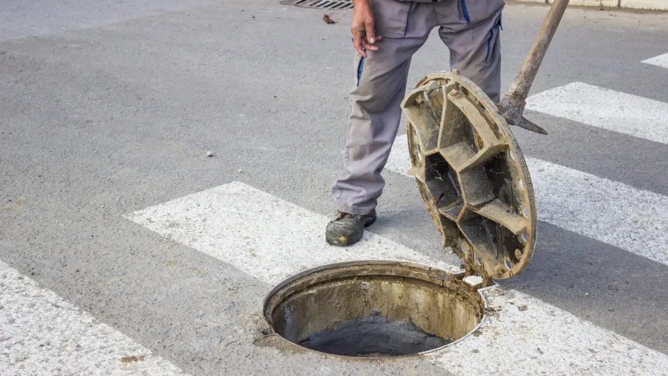 Mulher morre após queda de 3 metros em bueiro em Nova Iorque