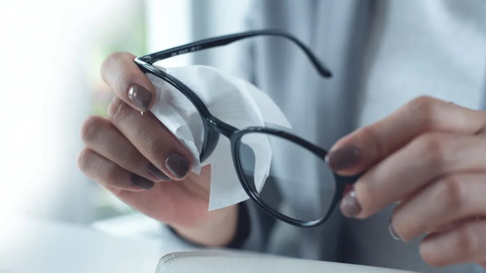 Do detergente da loiça ao papel de cozinha: Erros graves ao limpar óculos