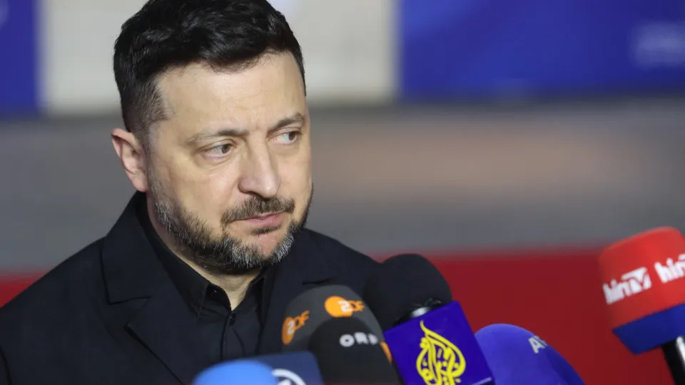 Zelensky avisa Bielorrússia que responderá a qualquer ação agressiva