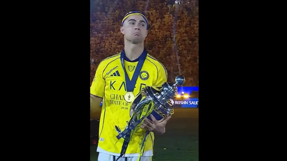 Como só ele sabe. O gesto de Cristiano Ronaldo antes de levantar a taça