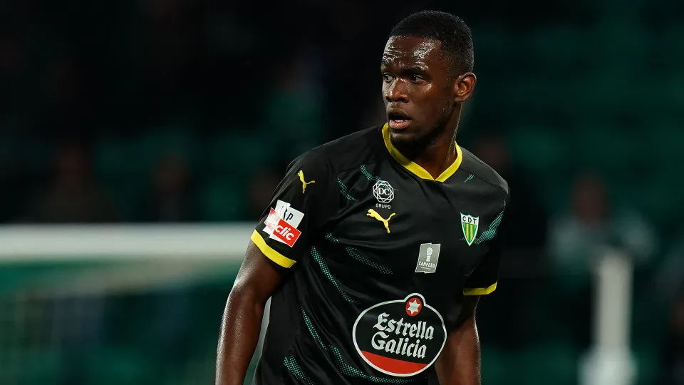 Sithole, do Tondela, nos 32 pré-convocados da África do Sul do Mundial