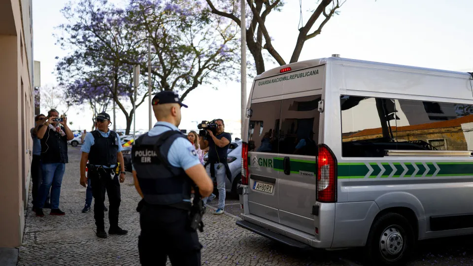Mãe e do padrasto das crianças abandonadas chegam a tribunal: As imagens