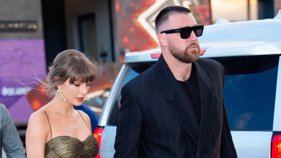 O look de Taylor Swift avaliado em mais de cinco mil dólares
